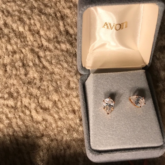 Avon Vintage Jewelry 24 piece lot Earrings. In original boxes. - Picture 9 of 9